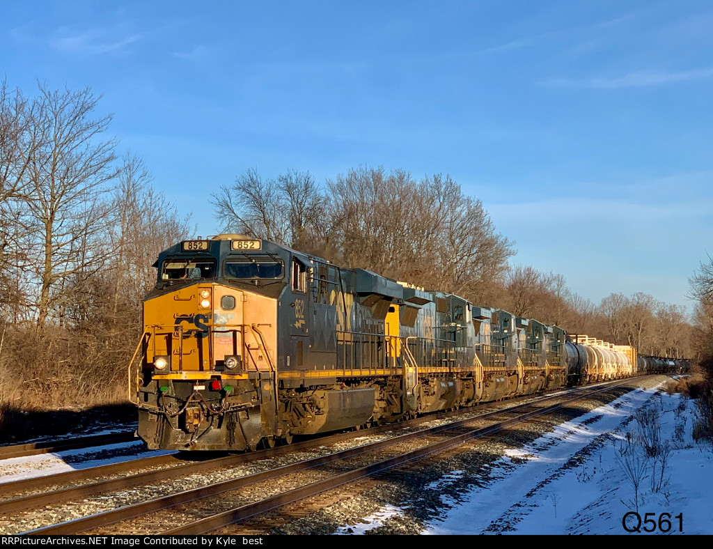 CSX 852 on Q561 